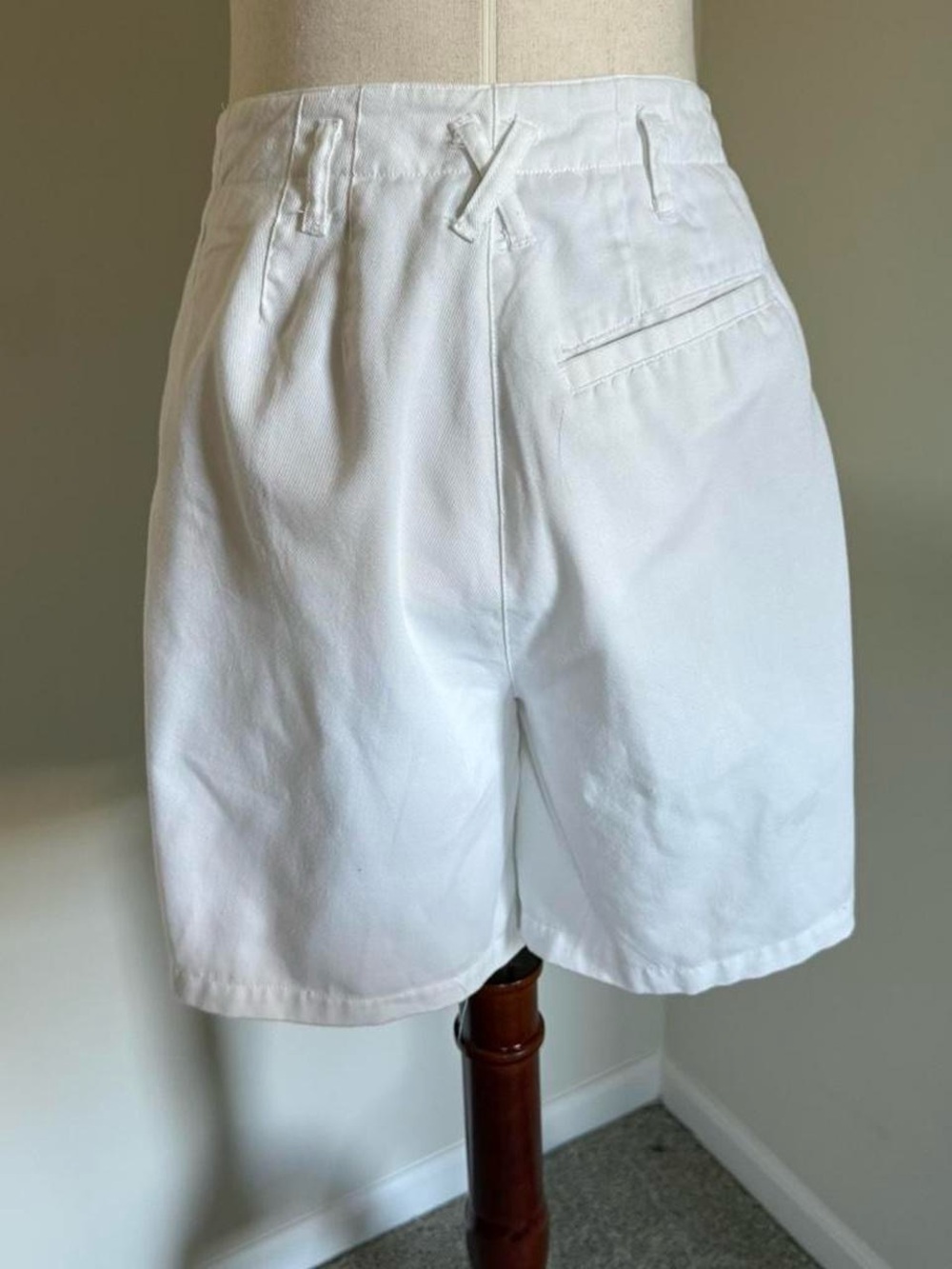 High-Waist White Pleated Bermuda Shorts - Picture 4 of 7